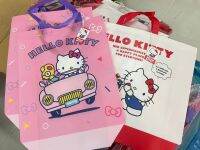 กระเป๋าลามิเนต SANRIO ผลิตจาก Nonwoven (นั่นวูเว่น) แผ่นของเส้นใยที่ใช้กระบวนการ ผลิตที่ทำให้เส้นใยขึ้นรูปเป็นผืนโดยไม่ผ่านการถักทอ ขนาด 35x41x12cm.