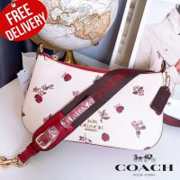 กระเป๋าสะพาย JES BAGUETTE WITH LADYBUG FLORAL PRINT (COACH C7973)
GOLD/CHALK MULTI