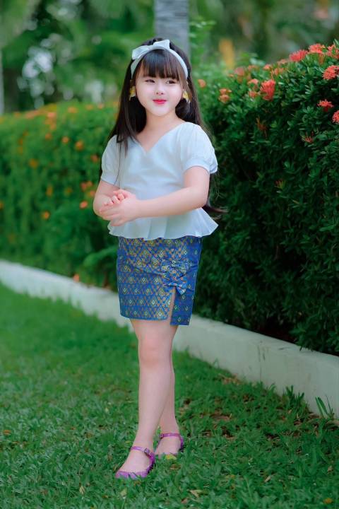 ing-01-ชุดไทยประยุกต์-เด็กผู้หญิง-เสื้อแขนตุ๊กตา-กระโปรงสั้น-ลายไทย