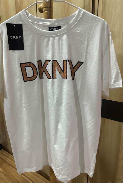 dkny-เสื้อยืด-คอกลม-แขนสั้น-สีขาว-จาก-outlet