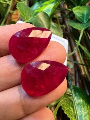 ทับทิม Lab Ruby Pear( 12X17 mm) มิลลิเมตร สีแดง ทับทิม รูบี้ เหลี่ยมชั้น รูปร่างลูกแพร์ หนักรวม  กะรัต CARATS ....(2 เม็ด) สังเคราะห์