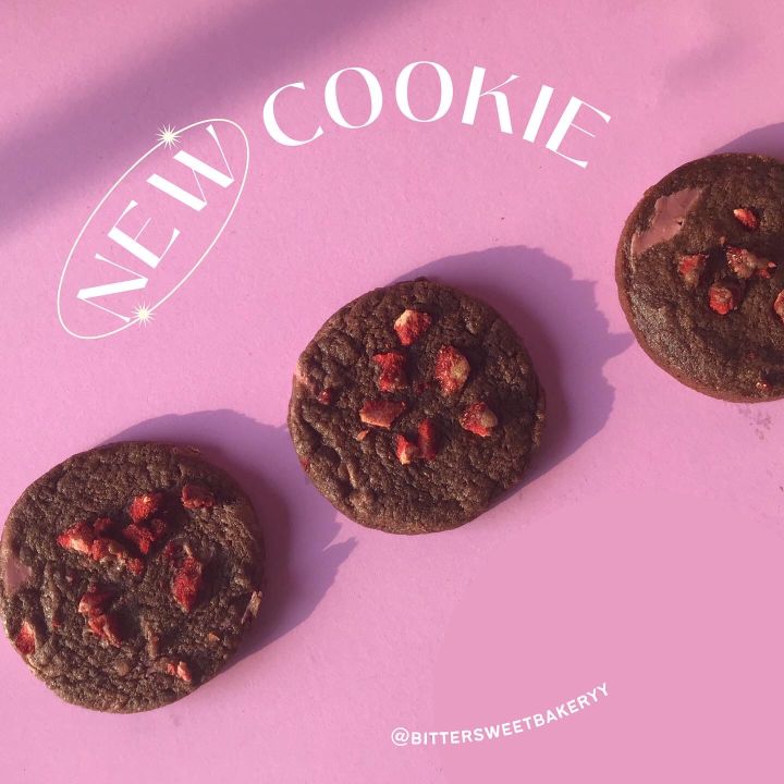 ruby-amp-choc-cookies-คุกกี้รสช๊อคโกแลตสอดไส้เบอรี่ช๊อคโรยหน้าด้วยสตอเบอรี่อบกรอบ