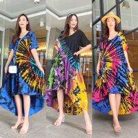 Maxi Dress หน้าสั้นหลังยาว ทรงหลวม แบบ Oversize ช่วงบนเป็นคอปาด แขนสั้น ตัดต่อเดรสระบาย ชายกระโปรงทรงบาน แต่งระบายเลเยอร์