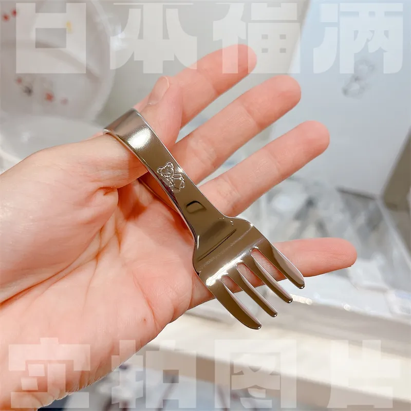 Japan's Familiar training spoon and fork baby food training