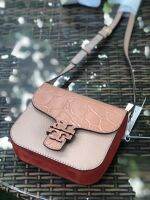 MCGRAW EMBOSSED CROSSBODYสี chai/devon sand/desert งาน shop