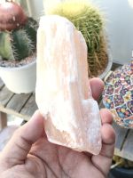 ?️ เซเลไนต์ สีพีช ชิ้นค่อนข้างใหญ่ / Peace selenite ( Satin spar หรือ Orange selenite ) เซเลไนต์เป็นหินที่คนรักหินมักจะต้องมีเสมอ เพิ่มเติมคือสีที่หวานคล้ายสีพีชธรรมชาติ 
✨
?️ มี VDO