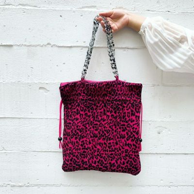 teller of tales - กระเป๋า tote bag รุ่น leopard pink สายโซ่อะคริลิค