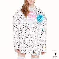 TandT - SHERMAN Top MOUTH-TO-MOUTH PRINTED SHOULDER PADD OVERSIZE BLAZER เสื้อสูทโอเวอร์ไซส์เสริมไหล่ ไหล่ล้ำ ผ้าซาตินพิมพ์ลายจุดสีขาว-ดำ ตกแต่งดอกกุหลาบสีฟ้า