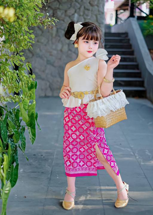 ชุดไทยประยุกต์เสื้อแขนกุดปาดไหล่แต่งโบว์-กระโปรงยาวผ่าข้างแต่งโบว์-ชุดไทยเด็กสีชมพู-ชุดไทยเด็กผู้หญิง-ชุดไทยเด็กหญิง-ชุดไทยใส่ไปโรงเรียน-ชุดไทยใส่งานแต่ง