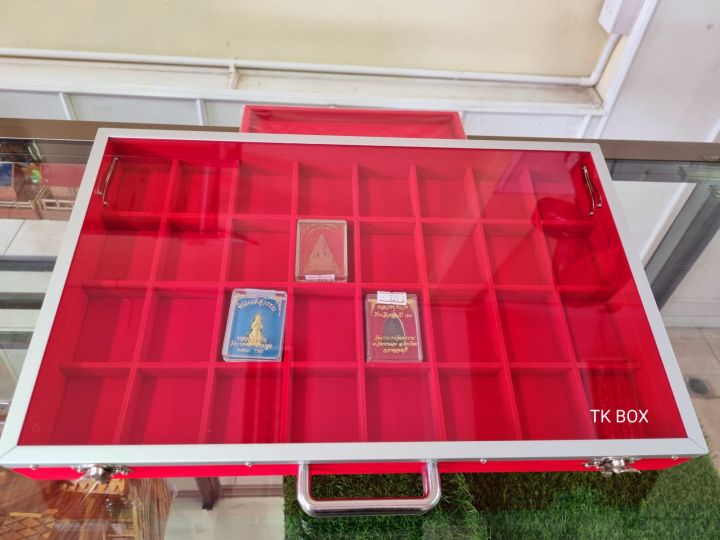 กล่องพระ-กล่องใส่พระ-32-ช่อง-กล่องกำมะหยี่แดงฝากระจก-ขนาด-16-10-นิ้ว
