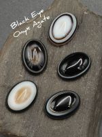 ? แบล็ค อาย โอนิกซ์ อาเกต แบบหลังเบี้ย 
( Black Eye Onyx Agate )
? ดวงตา สวยๆ ราวกับมีชีวิต จากหินสีดำ มีให้เลือก 5 แบบ ?

? ขนาด 18×13 มม. +- นิดๆ 
? น้ำหนัก ประมาณ 2 กรัม +-