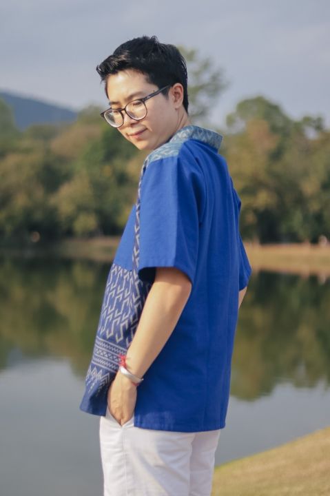 เสื้อลายขอพระราชทานน้ำเงินคราม