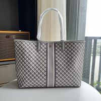 กระเป๋าใบใหญ่ สีเทา

Tory Burch Geo logo tote

Style No. 89762

Gray Geo Logo