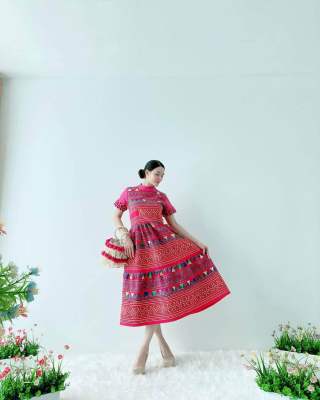 ชุดเดรสเสื้อคอจีน ทรงเจ้าหญิง งานผ้าม้งลาวแดงโทนสีชมพูผสมงานจิกมือ สวยหวานมากๆ