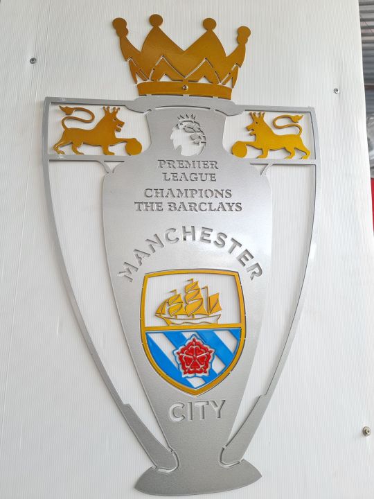 ถ้วยพรีเมียร์ลีกตราโลโก้-manchester-city-เหล็กตัดเลเซอร์แบบแขวนติดผนังขนาด-76-43-เซนติเมตรเหล็กหนา-3-มิลลิเมตรทำสี-2k-สีพ่นรถยนต์ภายนอกไม่เป็นสนิมสวยงามคงทนขั้นตอนการทำเหมือนทำสีรถยนต์ภายนอกทุกขั้นตอน