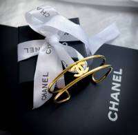 #พร้อมส่ง เฉพาะกำไล 
 กำไล CHANEL minal ~ 
#งานสแตนเลสแท้ เรียบหรูดูดี จินตนาการออกเลยว่าใส่กับชุดอะไรก็ปัง ที่สำคัญราคาดีมากกกกก งานสแตนเลสแท้ ปรับขนาดได้ตามข้อมือ  คือใส่สวย ใส่ง่ายแหละ สั่งเลยจ้า