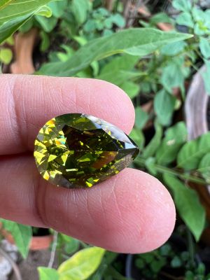 คิวบิกเซอร์โคเนีย เพชรรัสเซีย DIAMOND หนัก 17 กะรัต CARATS .1 เม็ด). ROYAL OLIVE GREEN สี  DARK 13X18 mm PEAR Cubic zirconia