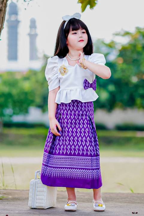 ชุดไทยสีม่วงเด็ก-ชุดผ้าไทย-ชุดไทยเด็กผู้หญิง-ชุดไทยใส่ไปงานบวช-ชุดไทยใส่ไปงานบุญ-ชุดไทยเด็กอนุบาล-ชุดไทยใส่ไปโรงเรียน-ชุดไทยประยุกต์เสื้อแขนพอง-กระโปรงบาน