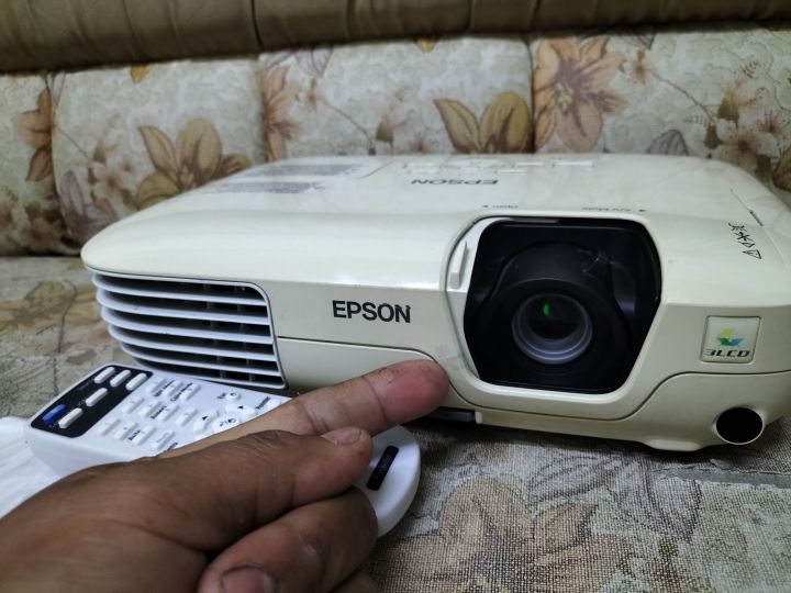 โปรเจคเตอร์-epson-ebs-9-2500-ลูเมนแสงยังแรงใช้งานปกติตำหนิมีรอยร้าวตามมือชี้แถมรีโมทกับตัวแปลง-hdmi