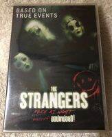 ดีวีดี The Strangers คนแปลกหน้าขอฆ่าหน่อยสิ (แนวสยองขวัญระทึกขวัญ) (มีพากย์ไทย+อังกฤษ+บรรยายไทย)(ใส่กล่อง) แผ่นลิขสิทธิ์แท้มือ1 หายาก(สุดคุ้มราคาประหยัด )