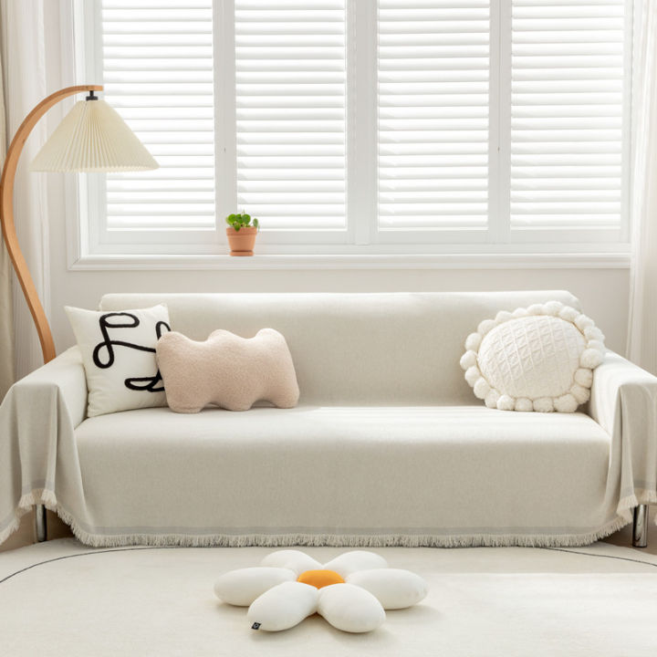 Vải chenille bọc ghế Sofa màu trơn là một sản phẩm tuyệt vời cho những người yêu thích sự đơn giản và tinh tế. Với chất liệu chenille mềm mại, màu sắc đầy sức sống và thiết kế đa dạng, sản phẩm này sẽ mang đến cho bạn không gian phòng khách ấm áp và tinh tế. Hãy để mứt màu sắc chenille trở thành giải pháp tốt nhất để thể hiện phong cách của bạn.