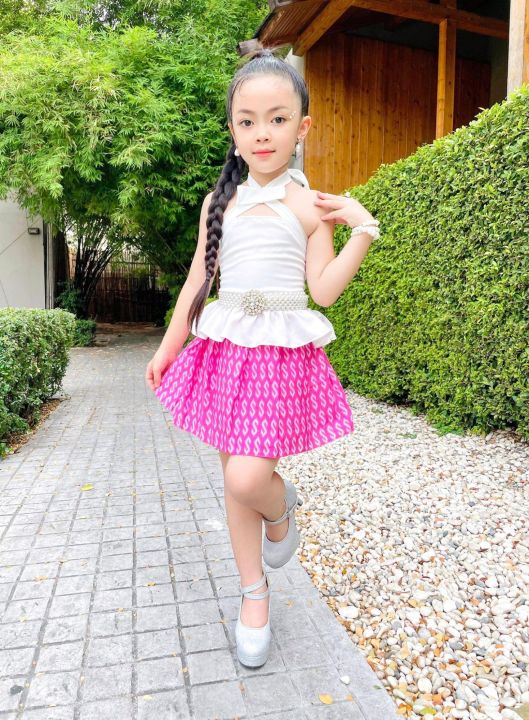 ชุดไทยประยุกต์เด็กสีชมพู-ชุดไทยเด็ก-เสื้อผูกคอ-กระโปรงจีบหน้าเล่นลายผ้าไทยพิมพ์ss-ชุดไทยเด็กสีชมพู-ชุดไทยเด็กผู้หญิง