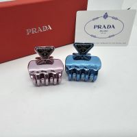 Prada triangle-logo claw hair clip กิ๊บหนีบโลหะ สีชมพู และฟ้า ปราด้า  งาน metal อย่างดี ใสแวววาว ใส่แล้วเด่นแน่นอน