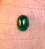 1.33cts มรกตธรรมชาติหลังเบี้ย 8x6mm รูปไข่ 1.33cts natural emerald cabochon 8x6mm oval