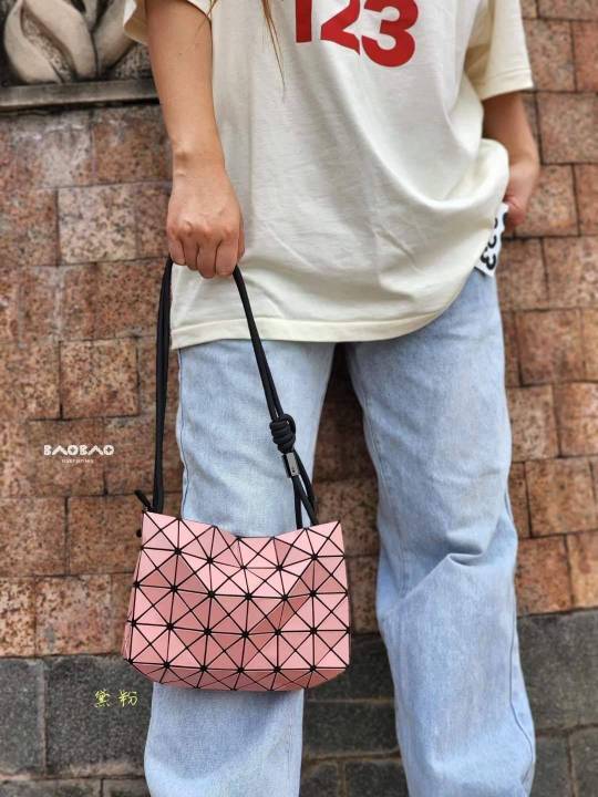 กระเป๋าสะพายวัยรุ่น-กระเป๋าสะพายผู้หญิง-miyake-loop-shoulder-bag