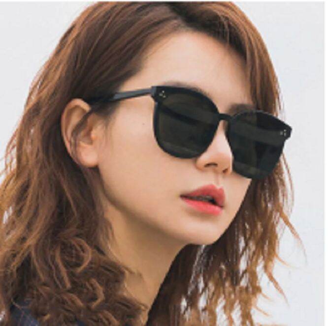 kính râm cho mặt tròn dáng vuông cổ điển