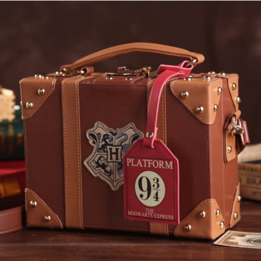 Harry Potter Peripheral Hogwarts School Bag Luggage Chain Bag Universal ...