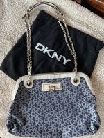 กระเป๋าสะพาย DKNY แท้ มือสองสภาพดีมาก แคนวาสลายDKNY สีน้ำเงิน อะไหล่เงิน สะพายได้2แบบ ข้าง หรือคลอนบอดี้ได้
