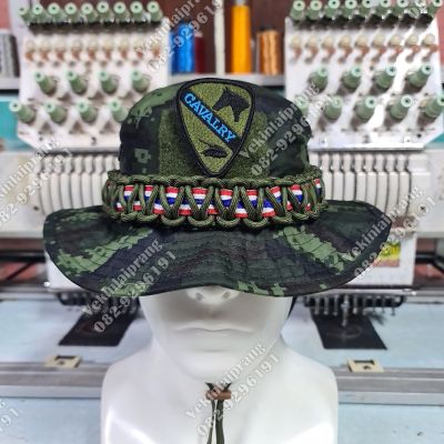 หมวกปีกสั้นลายพรางใหม่ ถักเชือกสีเขียว พร้อมเทปผ้าลายธง+(อาร์มทหารม้า)ขนาดฟรีไซร์รอบศรีษะ58cm.