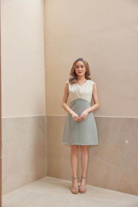 two-tone-twis-dress-from-techinee-brand-เดรสทูโทนแขนกุดจีบไหล่