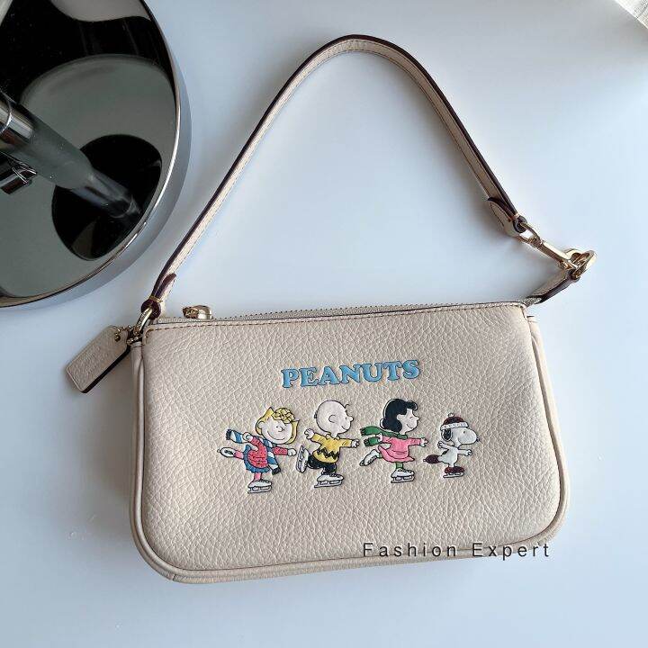 ของแท้100-คล้องมือ-ใบใหญ่-coach-ce858-coach-x-peanuts-nolita-19-with-snoopy-and-friends-motif