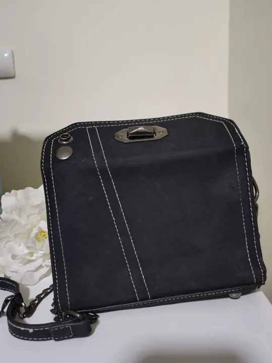 กระเป๋าสะพาย-สีดำ-ตัวล็อคอย่างดีแน่นหนา-มีช่องเล็กช่องน้อยมากมาย-น้ำหนักเบา-น่ารักใช้ง่าย