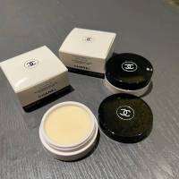 #พร้อมส่ง
Chanel Camellia Moisturizing Nourishing Lip Balm
ลิป Chanel Camellia ลิปมันเนื้อดี ช่วยป้องกันและซ่อมแซมริมฝีปากให้ดูนุ่มนวล ฟื้นบำรุงริมฝีปากแห้งแตกและลอกเป็นขุยให้กลับมาชุ่มขึ้นนุ่มนวลอีกครั้ง ริมฝีปากจะรู้สึกนุ่มนวลและอิ่มเอิบขึ้นในทันที