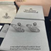 VIVIENNE WESTWOOD MINI BAS RELIEF EARRINGS ต่างหูจากแบนด์ Vivienne เอกลักษณ์จากอังกฤษ  เครื่องประดับฝังเพชร อะไหล่เงิน