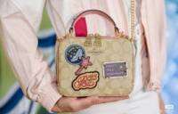 กระเป๋าถือ  และ สะพายข้าง Crossbody. สายสามารถปรับได้และ  มี  2 ซิป  สะดวกในการหยิบของ ขนาด  22*16*8cm.