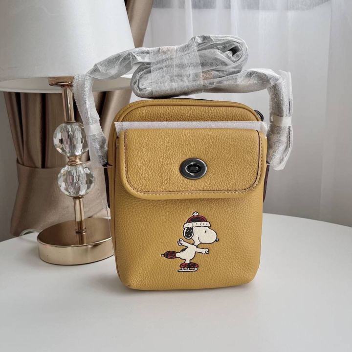 ของแท้100-กระเป๋าสะพาย-coach-ce613-coach-x-peanuts-heritage-crossbody-with-snoopy-motif