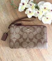 COACH กระเป๋าคล้องมือ DOUBLE CORNER ZIP WALLET IN SIGNATURE COATED CANVAS F87591