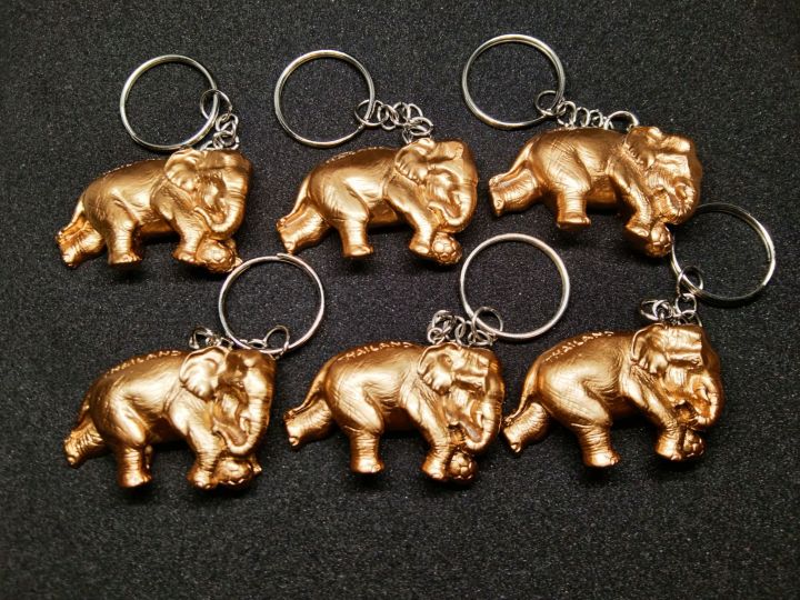 พวงกุญแจช้างเตะบอล-elephant-key-chain-พวงกุญแจเบียร์ช้าง-พวงกุญแจรูปช้าง-ช้างไม้-พวงกุญแจน่ารัก-พวงกุญแจแฟชั่น