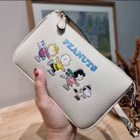 (?ส่งฟรี?กระเป๋าสะพายโคช ✅?% (ภาพถ่ายจากสินค้าจริง (CE858) โคช × PEANUTS NOLITA 19 WITH SNOOPY AND FRIENDS MOTIF