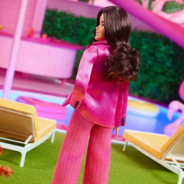 barbie-the-movie-gloria-doll-wearing-pink-power-pantsuit-บาร์บี้-เดอะ-มูฟวี่-กลอเรียสวมชุดพาวเวอร์แพนท์สีชมพู-รุ่น-hpj98