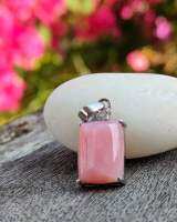 จี้พลอยพิ้งค์โอปอล หรือ โอปอลสีชมพูหวานมากๆ ( Pink Opal Pendant ) ? จากประเทศเปรู ?? ตัวเรือน เงิน 925 ประดับด้วยพลอยเพทาย ( Topaz ) ข้างบน 1 เม็ด เนื้อพลอยสวยมากสีชมพูไม่ติดขาวซึ่งหาค่อนข้างยาก มีชิ้นเดียวนะ ใครชอบสีชมพูแนะนำจี้ชิ้นนี้เลยค่ะ ????