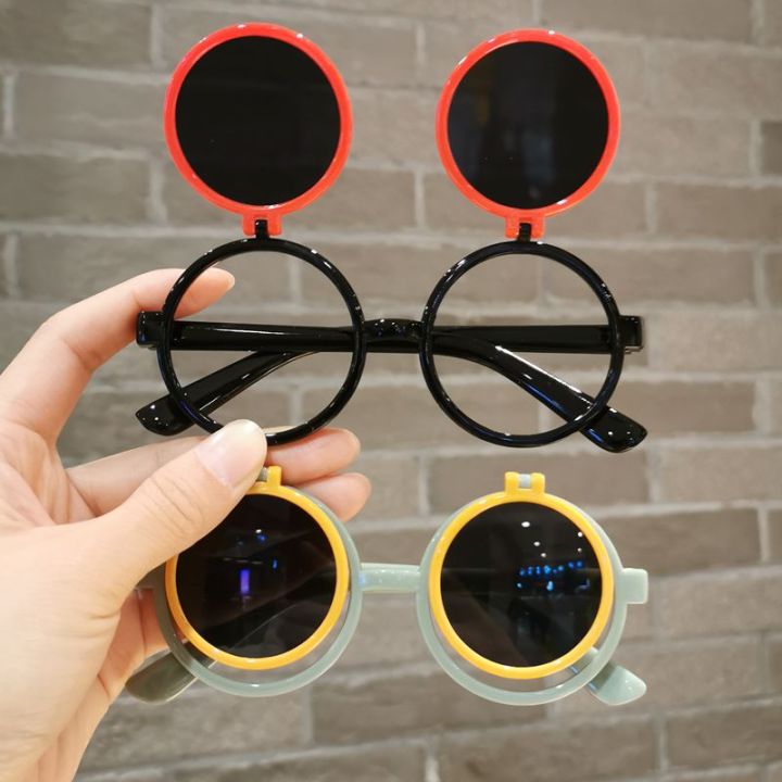 Kính râm trẻ em: Nhìn những đôi kính râm xinh xắn này, ai cũng muốn mặc để trông thật ngầu và phong cách. Hãy dành chút thời gian để chiêm ngưỡng những đôi kính râm dành cho trẻ em này nhé!
