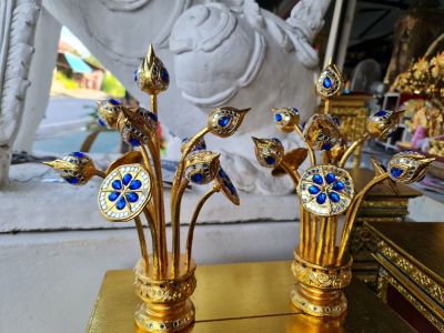 ดอกบัว ดอกบัวบูชาพระ ดอกบัวปิดทองคำเปลวดอกบัวไม้ ชุดดอกบัวบูชาพระตกแต่งติดกระจกสีน้ำเงิน ขนาด 3" (8×8×33 cm.)