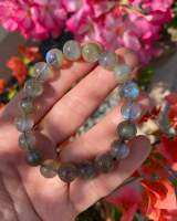 สร้อยหินลาบราดอไรท์ ( Labradorite ) ? มีแสงทุกเม็ด ขึ้นอยู่กับมุมที่แสงกระทบ ราคาน่ารักมากกก 

หินลาบราดอไรท์มีชื่อเล่นที่เรียกกันว่า ‘หินพ่อมด’ หรือ ‘ Wizards stone’ ?‍♂️? บางคนใช้หินลาบราดอไรท์เพื่อกระตุ้นความคิดสร้างสรรค์ให้กับตนเอง