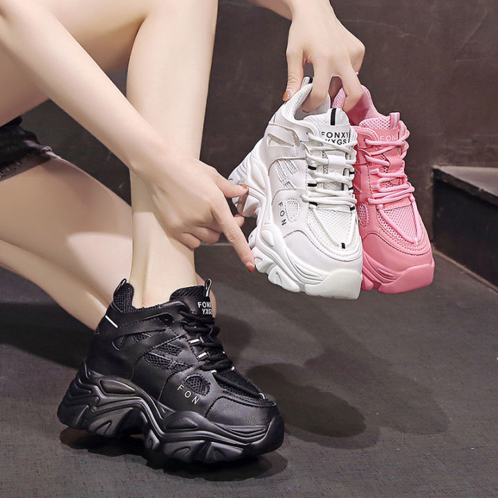 Giày Chunky Sneaker Font IG 2024 sẽ là lựa chọn tuyệt vời cho những người yêu giày thời trang. Nhờ vẻ đẹp bắt mắt và công nghệ in ấn sống động, giày Chunky Sneaker Font IG 2024 giúp bạn trang trí chi tiết đơn giản nhưng độc đáo trên trang cá nhân của mình.