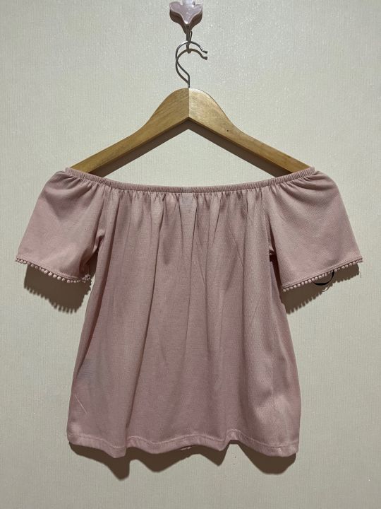 ส่งต่อเสื้อ-h-amp-m-สีชมพู-ใส่ปาดไหล่ก็สวยsize-xs-อก32-ยาว17-5-used-ราคา150-บาท